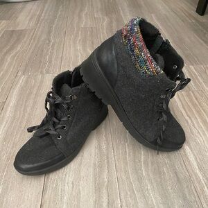 BZEES Women's Heathered Black Lace Up Brooklyn Wedge Hiking Winter Boots Sz 11 M